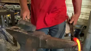 Blacksmithing - Sculpting Horse Heads onto Horseshoes