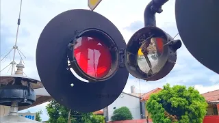 EKSLUSIF! Proses Perbaikan Lampu Palang Kereta Api Yang Mati