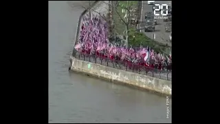 Les pompiers de New York rendent hommage aux pompiers de Notre-Dame