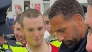 Liverpool fan asking for Rio Ferdinand’s autograph #nottoday #rioferdinand