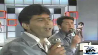 Leandro Leonardo cantam "Desculpe mas eu vou chorar" no Clube do Bolinha (1991)