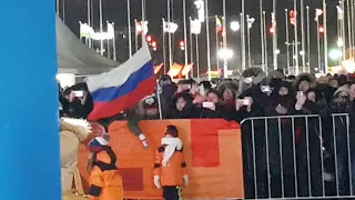 Болельщики с русским флагом в первом ряду награждение Трегубова Пхёнчхан