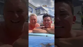 Hubert Fella und Matthias Fella Mangiapane im Pool mit ein bisschen Spaß