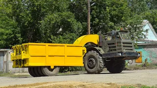 МоАЗ-546П с прицепным катком ДУ-16Г/Soviet single-axle tractor MoAZ-546P with trailer roller DU-16G.