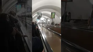 Станция Метро Озерки. Спуск по эскалатору. г. Санкт Петербург.