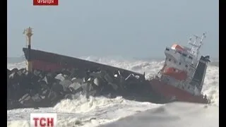 Біля Франції вантажне судно розкололося надвоє