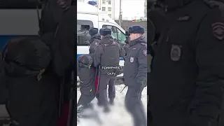 "Это ненормально – убивать людей!" Разгон акции памяти Навального в Москве #shorts