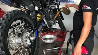 QUICK CHANGE OIL AND REAR SHOCK ADJUSTMENT OF MY YAMAHA WR155R