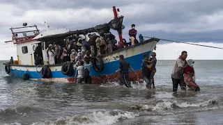 Rohingya-Flüchtlinge an indonesischer Küste von einem Holzboot gerettet