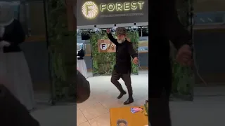 Дедушка чеченец танцует 2023