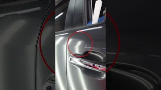 トヨタRAV4の右ドアにできたヘコミを板金塗装せずに裏から押し出して綺麗に直します