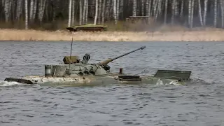 Forcing a water barrier and firing a guided missile in the Moscow region by the BMP-2 crew