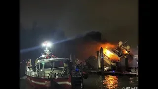 ✅  Die Luxus-Jacht von Popstar Marc Anthony ist in Flammen aufgegangen: Nach Angaben der Feuerwehr f