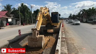 พามาดูงานกลบร่องกลางถนนกับKOMATSU PC200-8M0 ลาก ปาด ถุบๆ