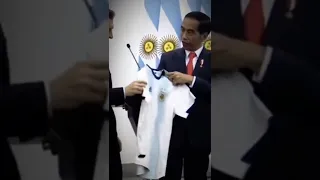 Jokowi pilih Argentina Kalian pilih apa? #jokowi #argentina #messi #pialadunia #shorts #short