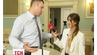 Кличко поцілував журналістку замість відповіді на питання про дружину