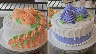 Decoraciones de pasteles simples y sencillos con pura crema Chantilly