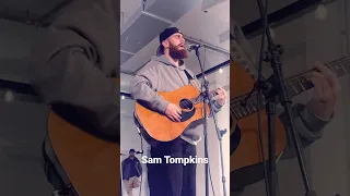 We caught Sam Tompkins showcasing his new song „Lose It All“ in Berlin. Show some love 💜