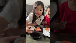 SENJA SUKA MAKAN SHUSHI | Bikin Sushi Rumahan ala Mama  @mama_senja #SHORTS