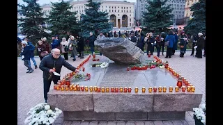 У Соловецкого камня в Москве проходит акция «Возвращение имен»