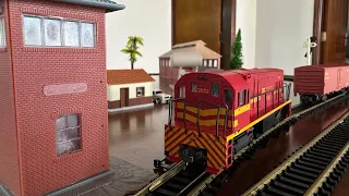 Locomotiva U5B RFFSA fazendo manobra com vagões de carga fechado da RFFSA. (81)