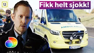 Motorsyklist blir påkjørt av bil som fikk han i blindsonen | Politiet Tango 38 | discovery+ Norge