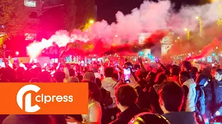 Barça-PSG : Scène de fête sur les Champs-Élysées après la victoire (16/17 avril 2024, Paris, France)
