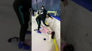 Grosse chute en patin à glace 😂 #fail #iceskating