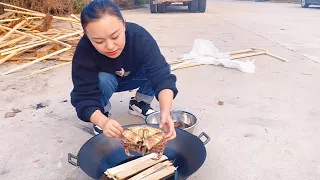 Steamed bread crab in a big pot, full of crab roe is really enjoyable !