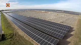 Zo werd het zonnepark met 76.000 panelen op het terrein van Shell Moerdijk afgelopen maanden gebo...