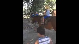 Arthur andando de cavalo na chácara do Bisa Ismar