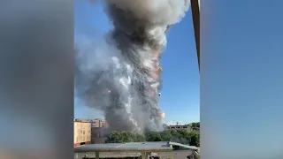 Incendio a Milano, in pochi minuti il grattacielo diventa una torcia di fiamme