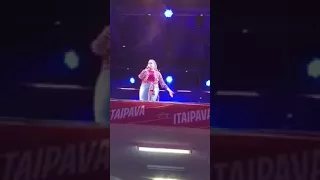 Fã joga celular na cara de Marília Mendonça durante show em Minas Gerais