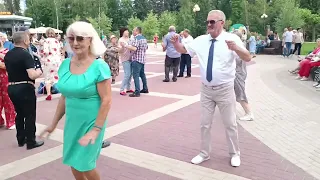 Белгород, парк победы, танцы в кругу друзей.