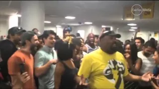 Lion King and Aladdin casts' spectacular airport sing-off     01:00