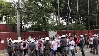 TORCEDORES DO SÃO PAULO FAZEM PROTESTO DE NOVO EM FRENTE AO CT