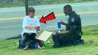 Polizist liest Text auf T Shirt einer Obdachlosen Frau  Was er dann tut, rührt zu Tränen 😥