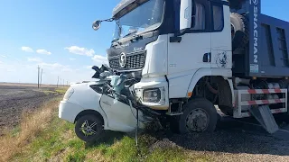 07.05.2024г - «Мозги валялись на дороге». "Приус" оказался под самосвалом в ДТП в Амурской области.