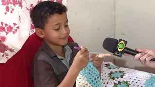 Mãe e filho viralizam por fazerem crochê juntos