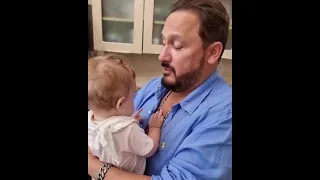 Внучатая  племянница  изучает  @StasMihailov  🍼👼