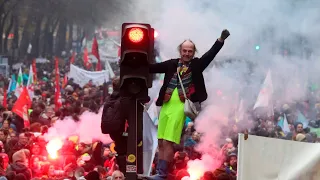 Paris police use tear gas on crowds amid widespread protests