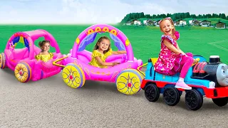 Maya e família brincam com carros infantis