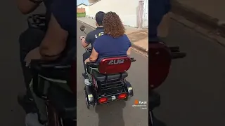 Triciclo Elétrico ZUB, com capacidade para carregar até dois adultos e uma criança.