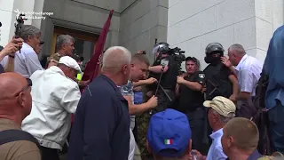 Ukrainian Veterans, Workers Clash With Police Outside Parliament