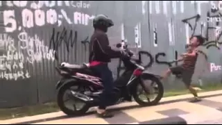 Video Lengkap Daffa, Bocah Cegat Pemotor di Trotoar Semarang