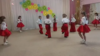 Жартівливий український танок "Ти до мене не ходи".          старша група ЗДО 8 м.Ковель