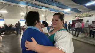 Dançando em Hansa Humboldt baile de rainha Sociedade Rio Novo