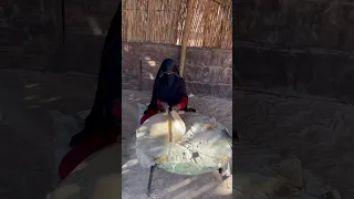 Так готовят Бедуинский Лаваш в Пустыне  Египет Пустыня Хургада #лаваш #пустыня #бедуины #shortsvideo