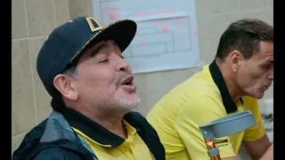 Maradona canta como mexicano