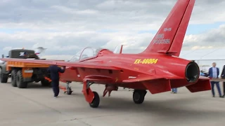 Буксировка российского учебно-тренировочного самолета СР-10